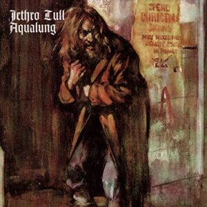 Capa do álbum Aqualung: um mendigo com roupas longas, cabelos bagunçados e barba grande sorri enquanto coloca a mão dentro do casaco numa rua suja
